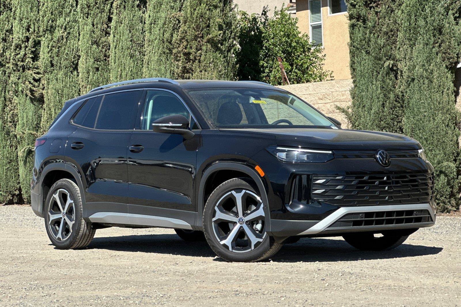 New 2026 Volkswagen Tiguan SE FWD image 2