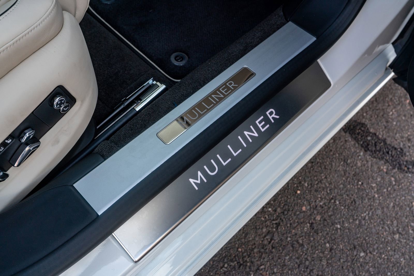 Certified 2025 Bentley Flying Spur Plug-In Hybrid image 40