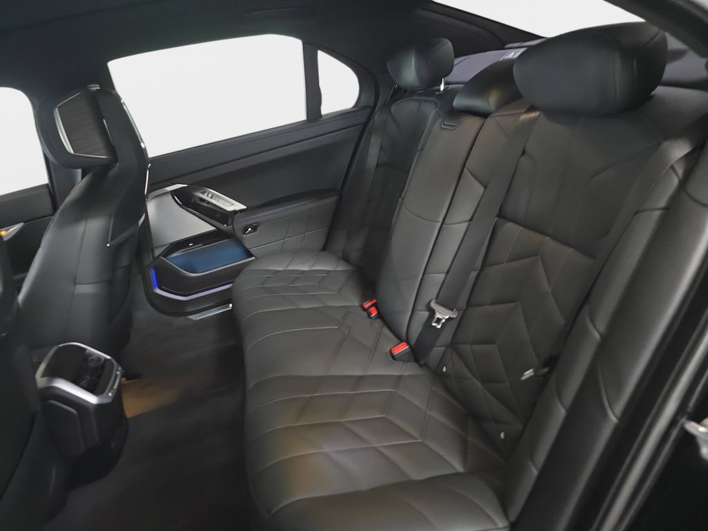Certified 2024 BMW 750e xDrive w/ Premium Package AWD/4WD image 14