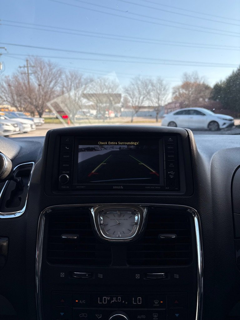 Used 2016 Chrysler Town & Country Touring image 17