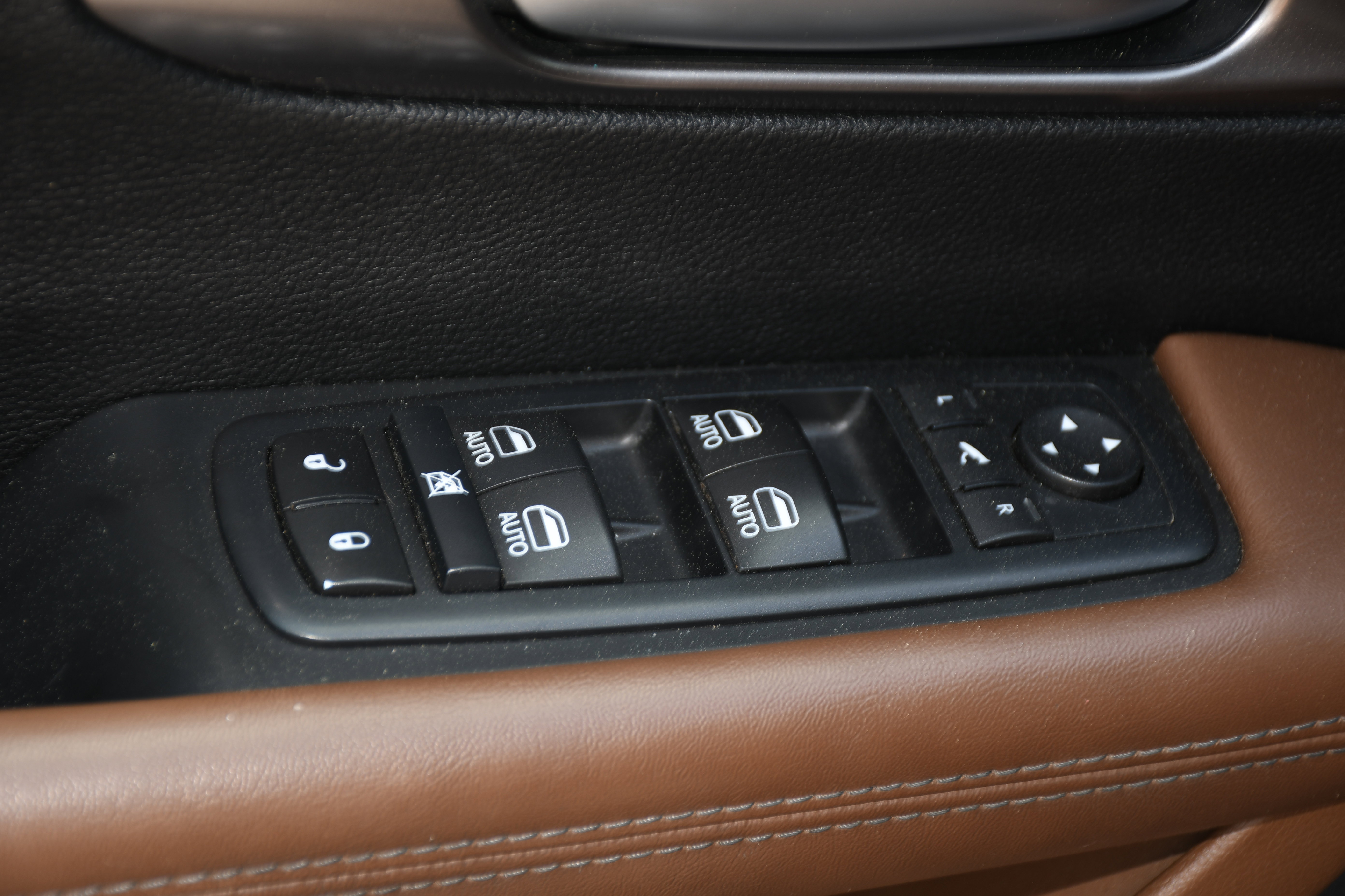 Used 2017 Chrysler Pacifica Limited w/ UConnect Theater Package image 11