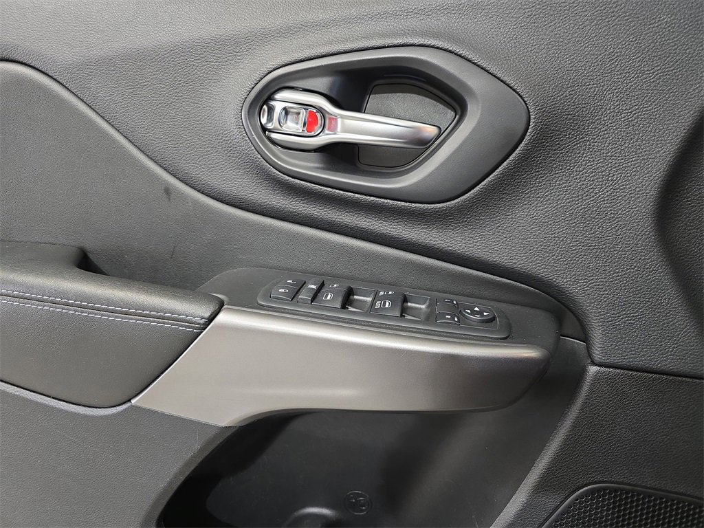 Used 2019 Jeep Cherokee Latitude Plus w/ Cold Weather Group image 29