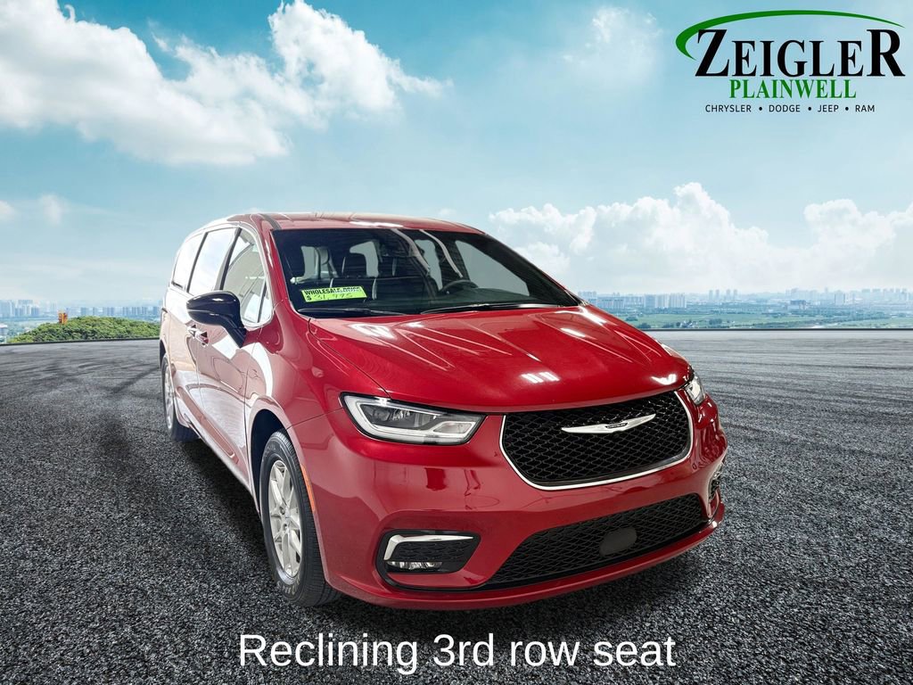 Used 2025 Chrysler Pacifica Select image 18