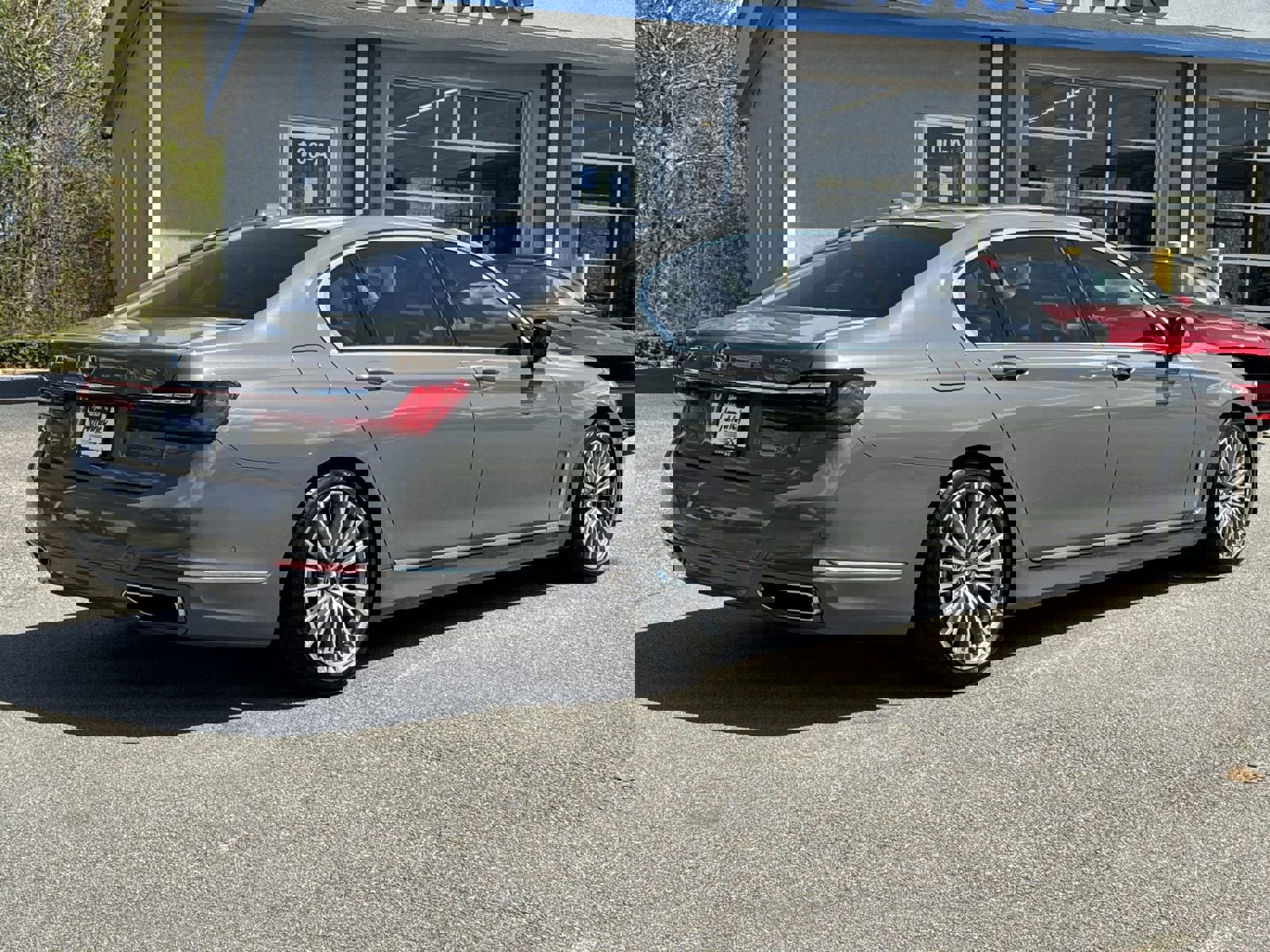 Used 2022 BMW 740i w/ Premium Package image 10