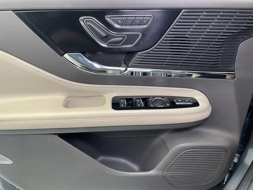 Used 2021 Lincoln Corsair AWD image 25