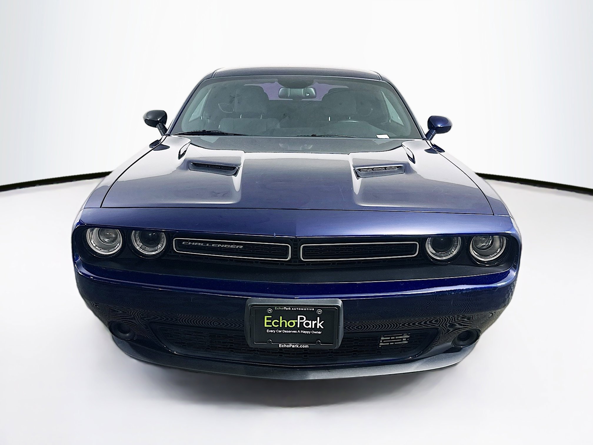 Used 2015 Dodge Challenger SXT image 2