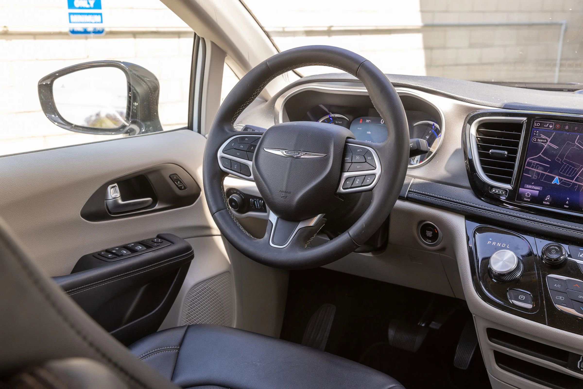 Used 2024 Chrysler Pacifica Limited FWD image 32