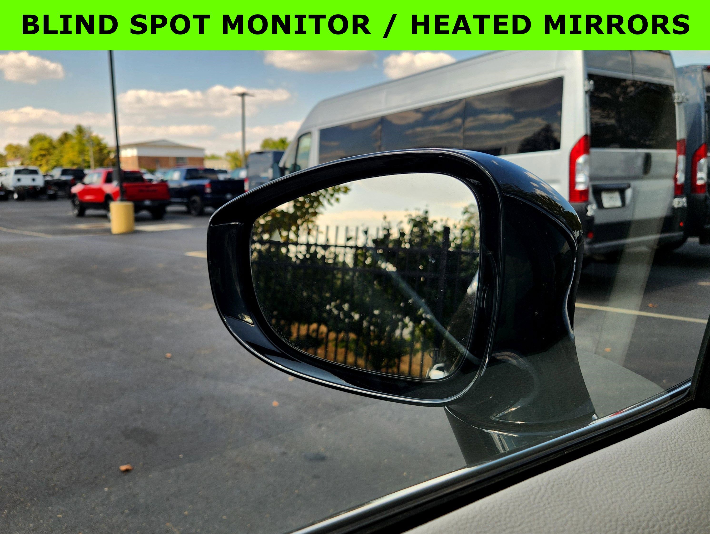 Used 2024 Chrysler Pacifica Touring-L image 11