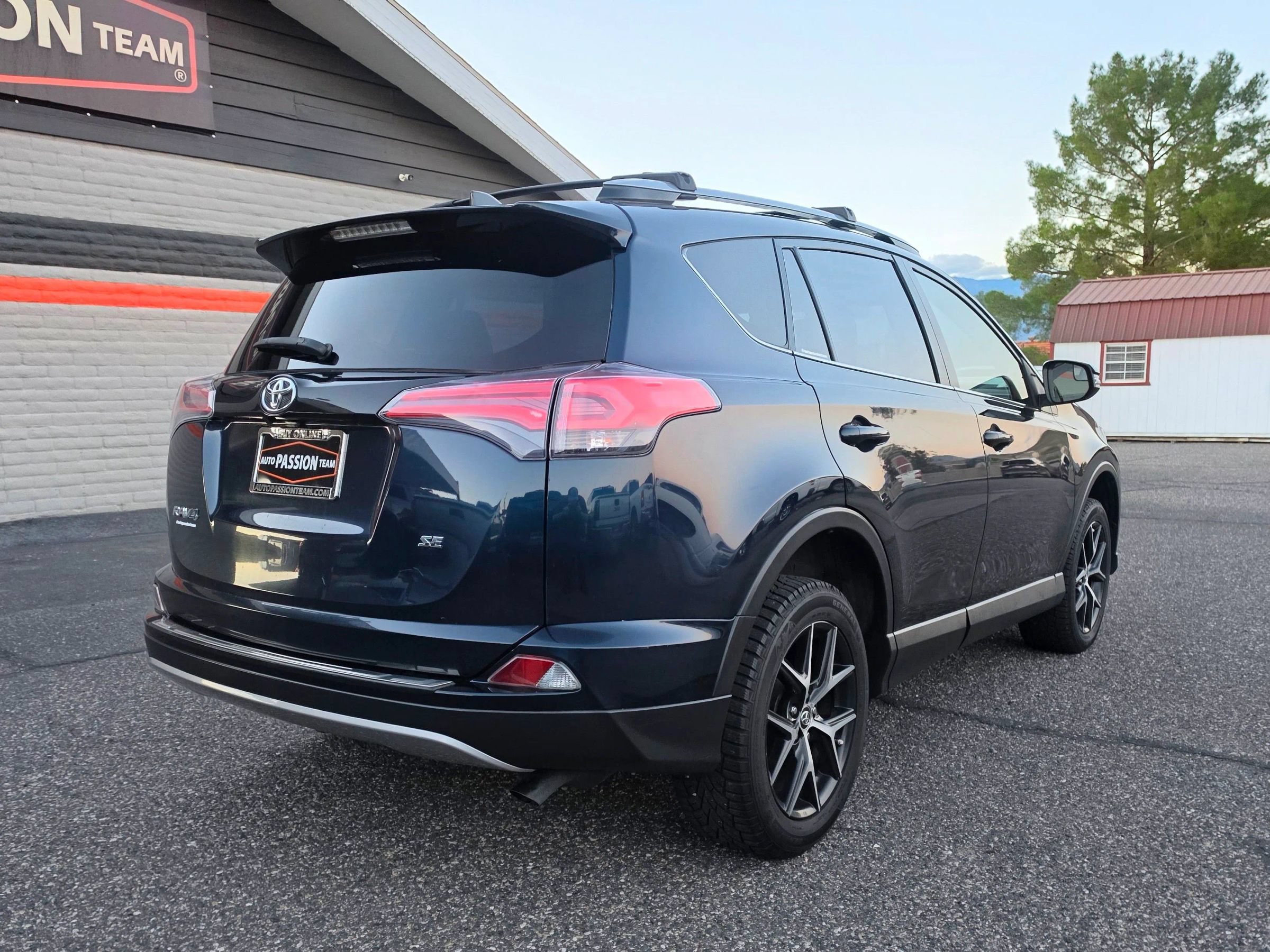 Used 2018 Toyota RAV4 SE FWD image 5