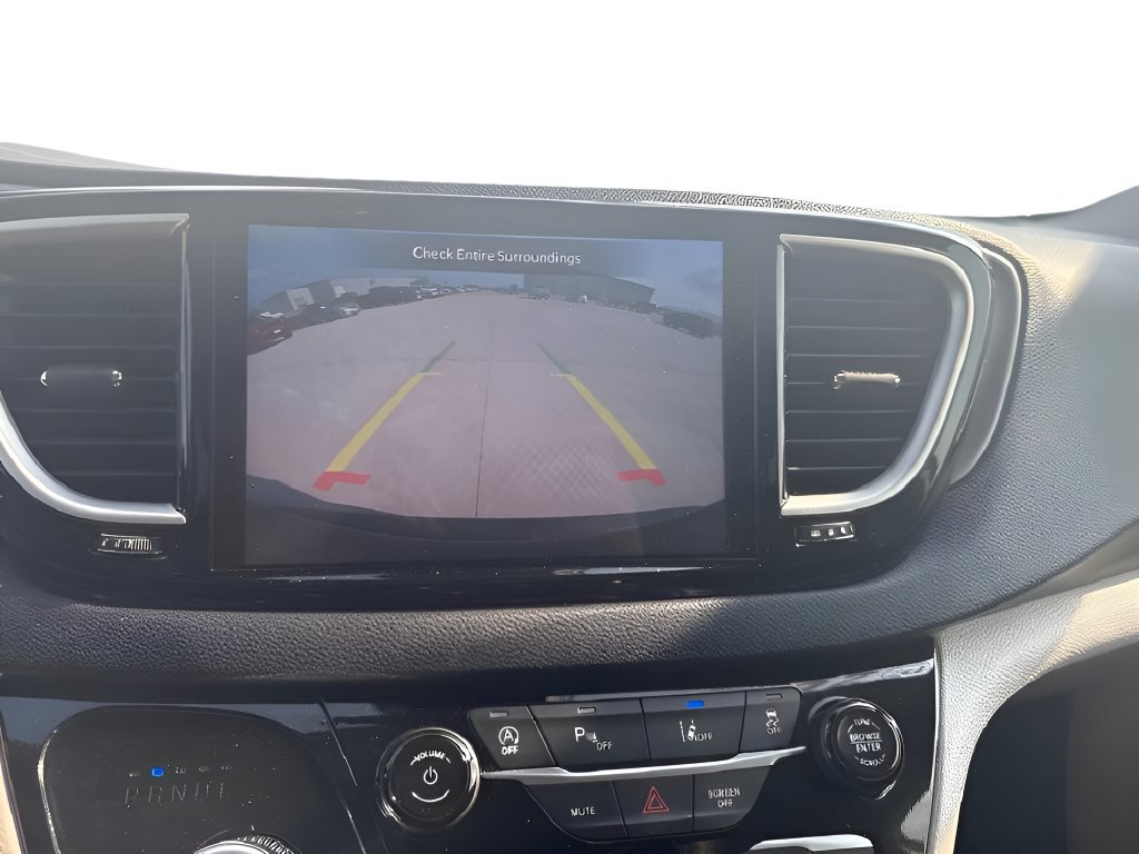 Used 2023 Chrysler Pacifica Touring-L FWD image 16
