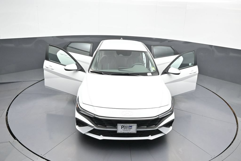 Certified 2025 Hyundai Elantra SE w/ Cargo Package FWD image 45