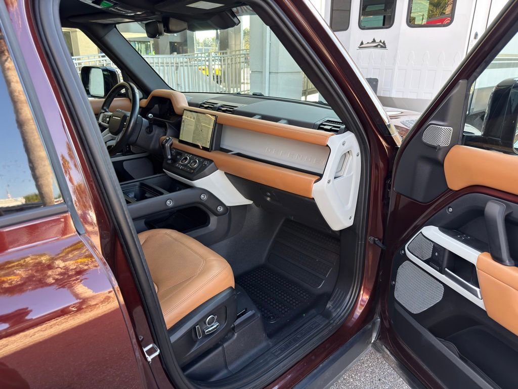 Used 2023 Land Rover Defender 130 SE image 31