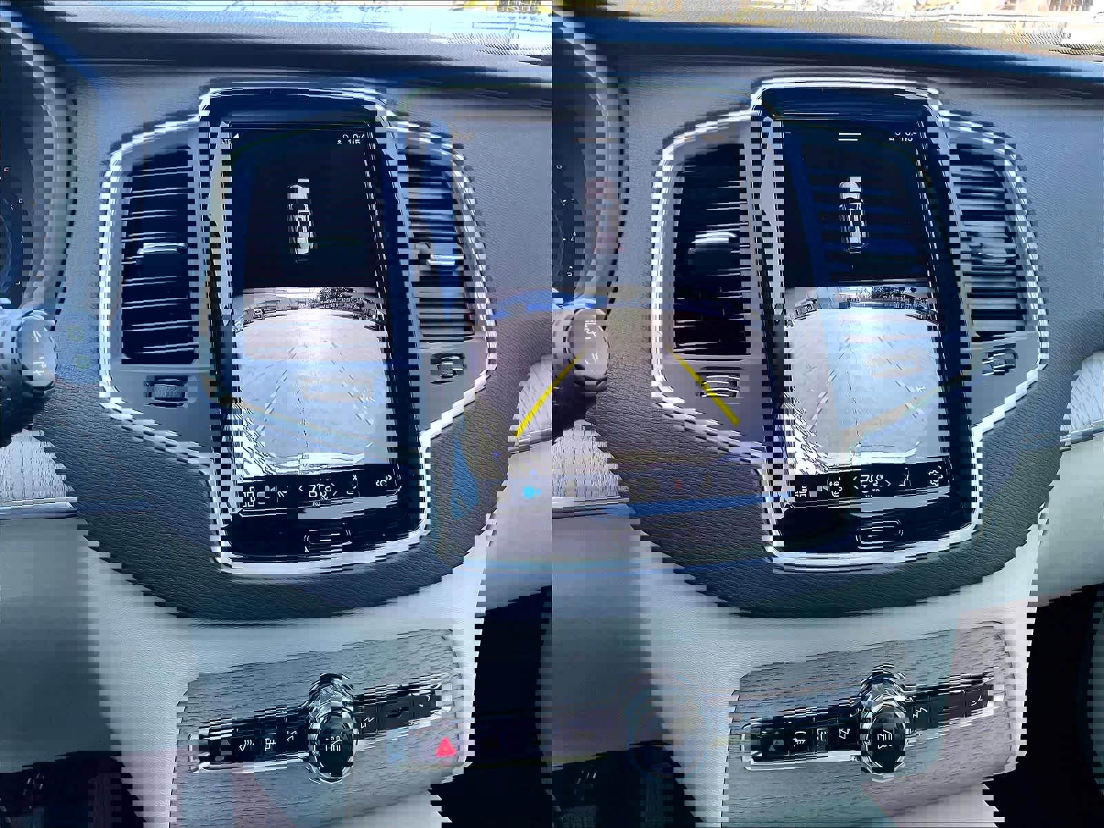 Used 2025 Volvo XC90 B6 Core w/ Climate Package image 24