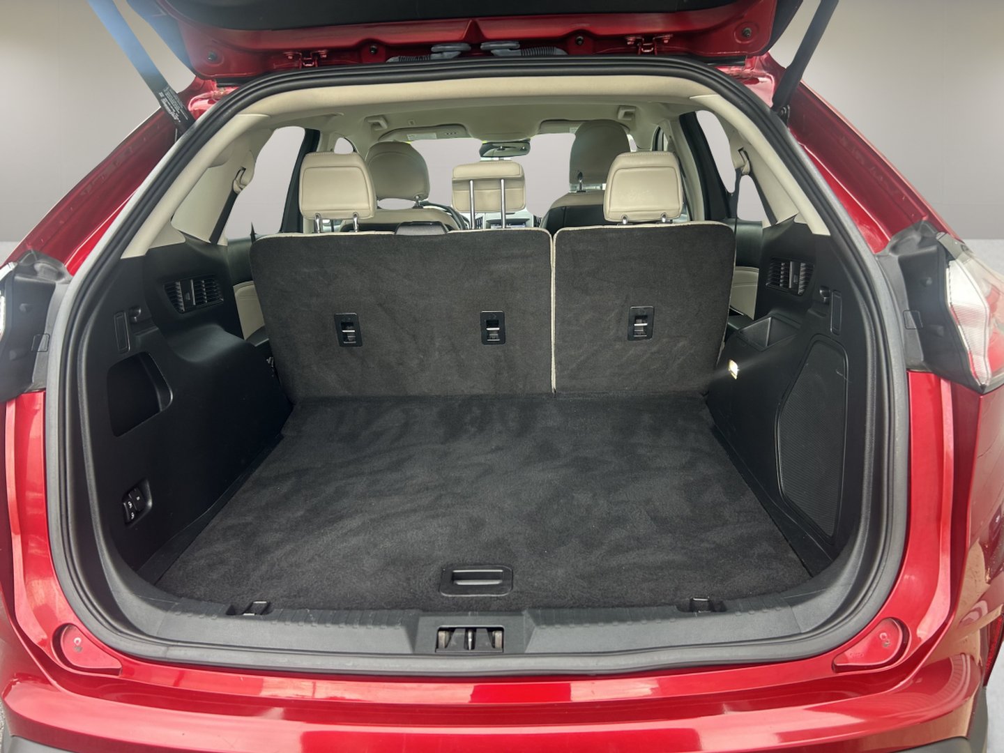 Used 2019 Ford Edge Titanium w/ Cold Weather Package AWD/4WD image 7