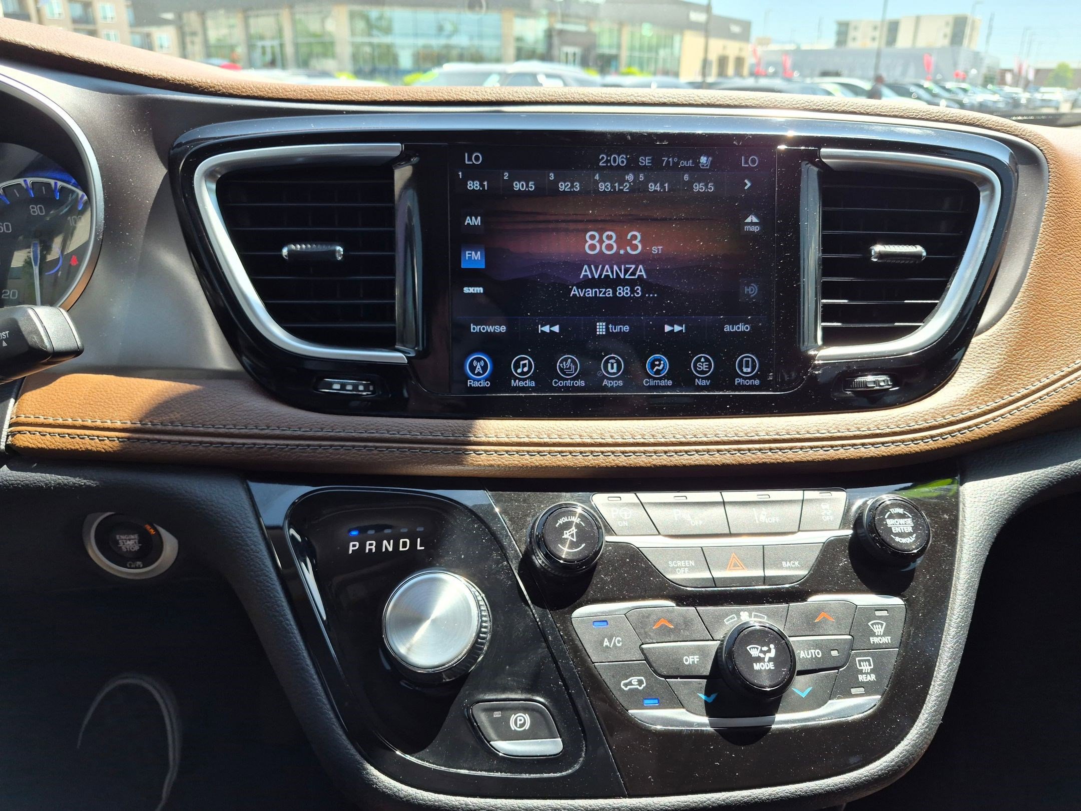 Used 2017 Chrysler Pacifica Limited w/ UConnect Theater Package FWD image 26