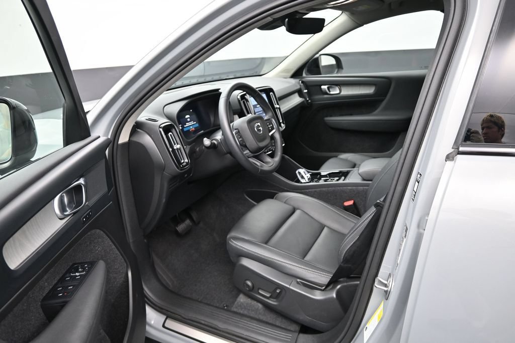Used 2026 Volvo XC40 B5 Plus AWD/4WD image 9