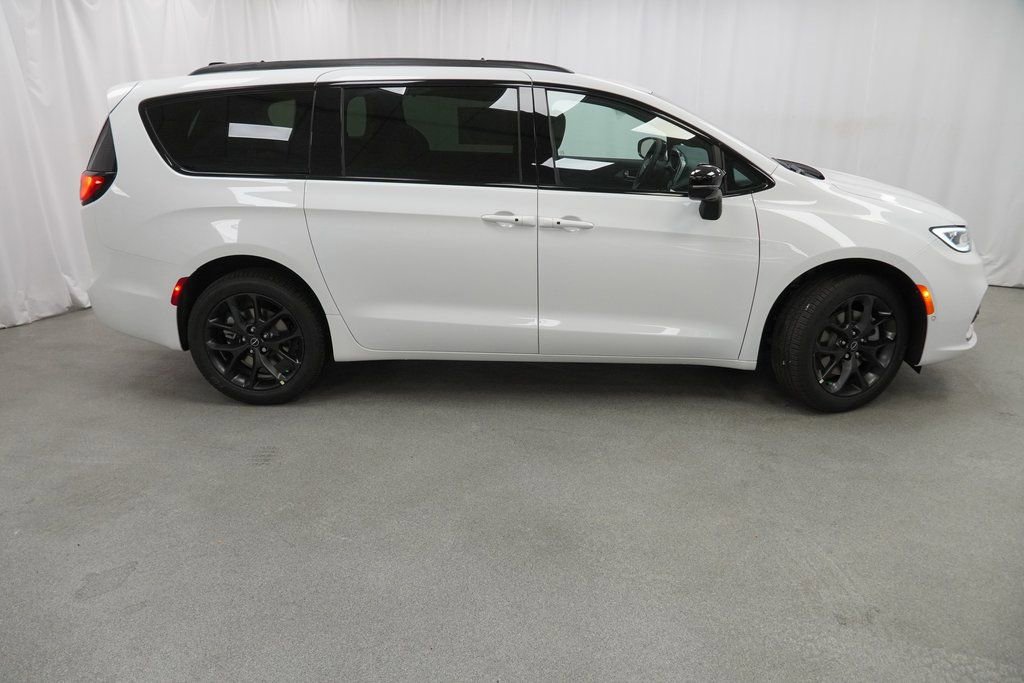 New 2026 Chrysler Pacifica Limited w/ S Appearance Package image 9