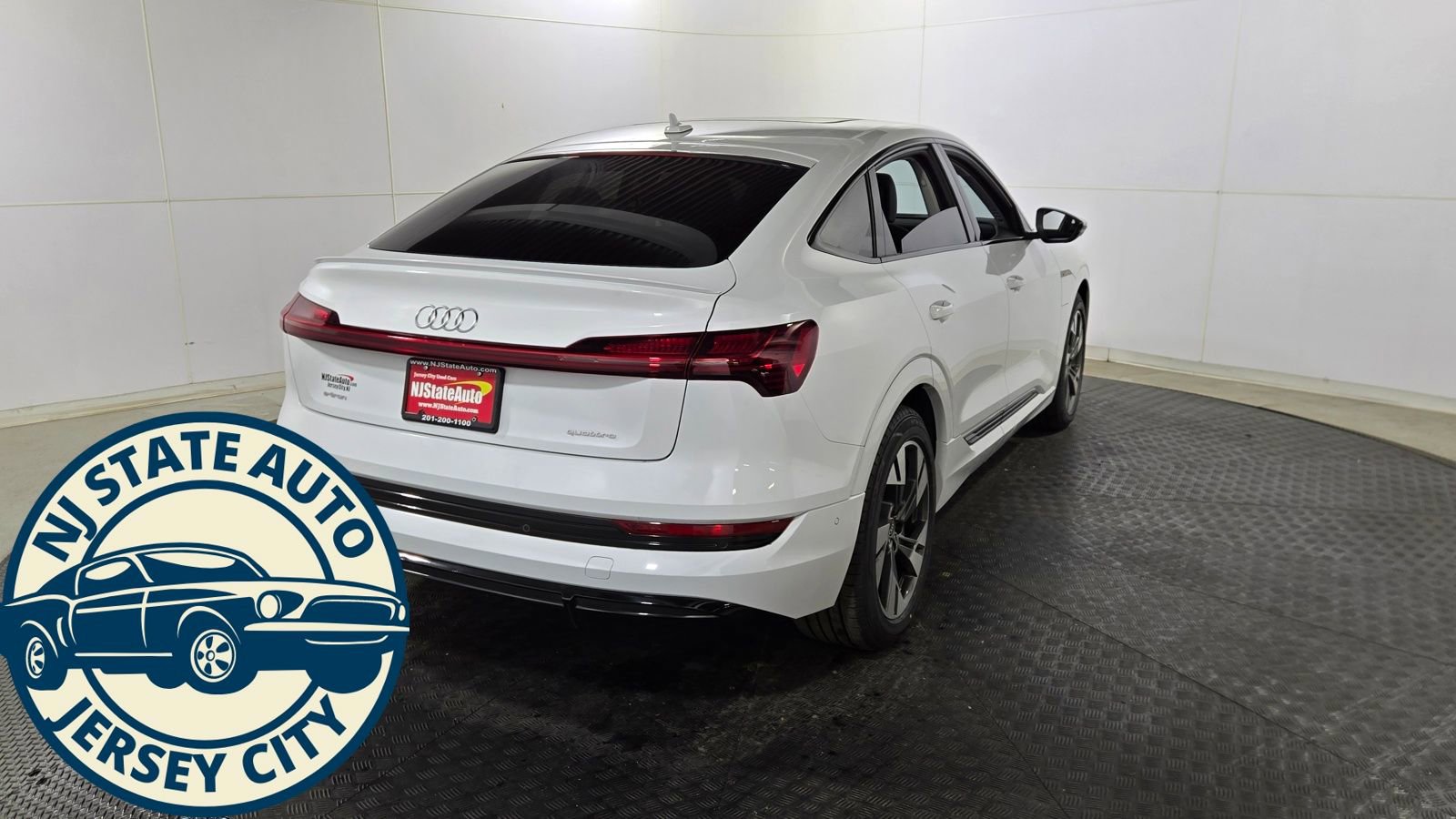 Used 2022 Audi e-tron Premium w/ Convenience Plus Package image 10