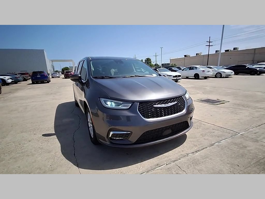 Used 2023 Chrysler Pacifica Touring-L FWD image 34