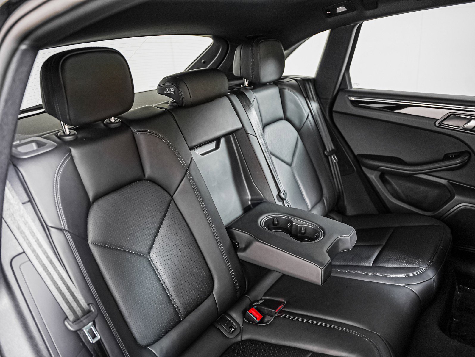 Certified 2025 Porsche Macan AWD/4WD image 6