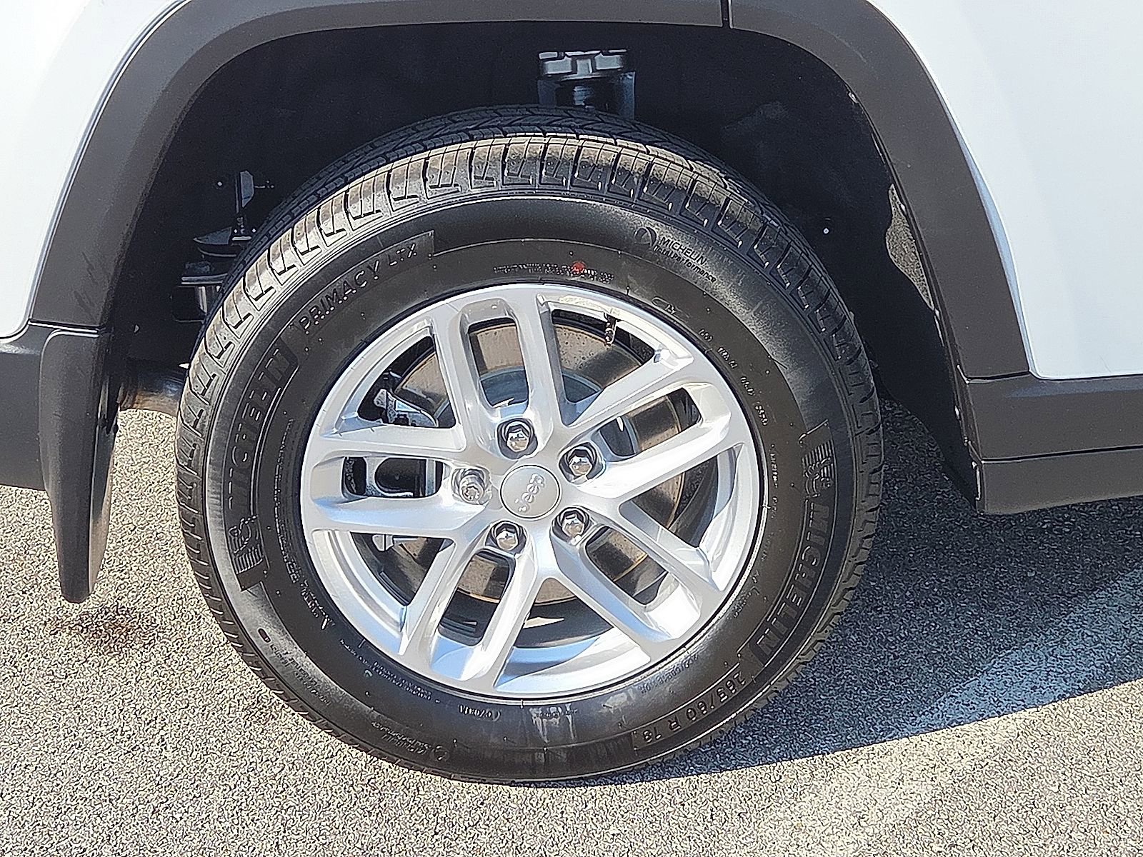 Used 2025 Jeep Grand Cherokee L Laredo image 7