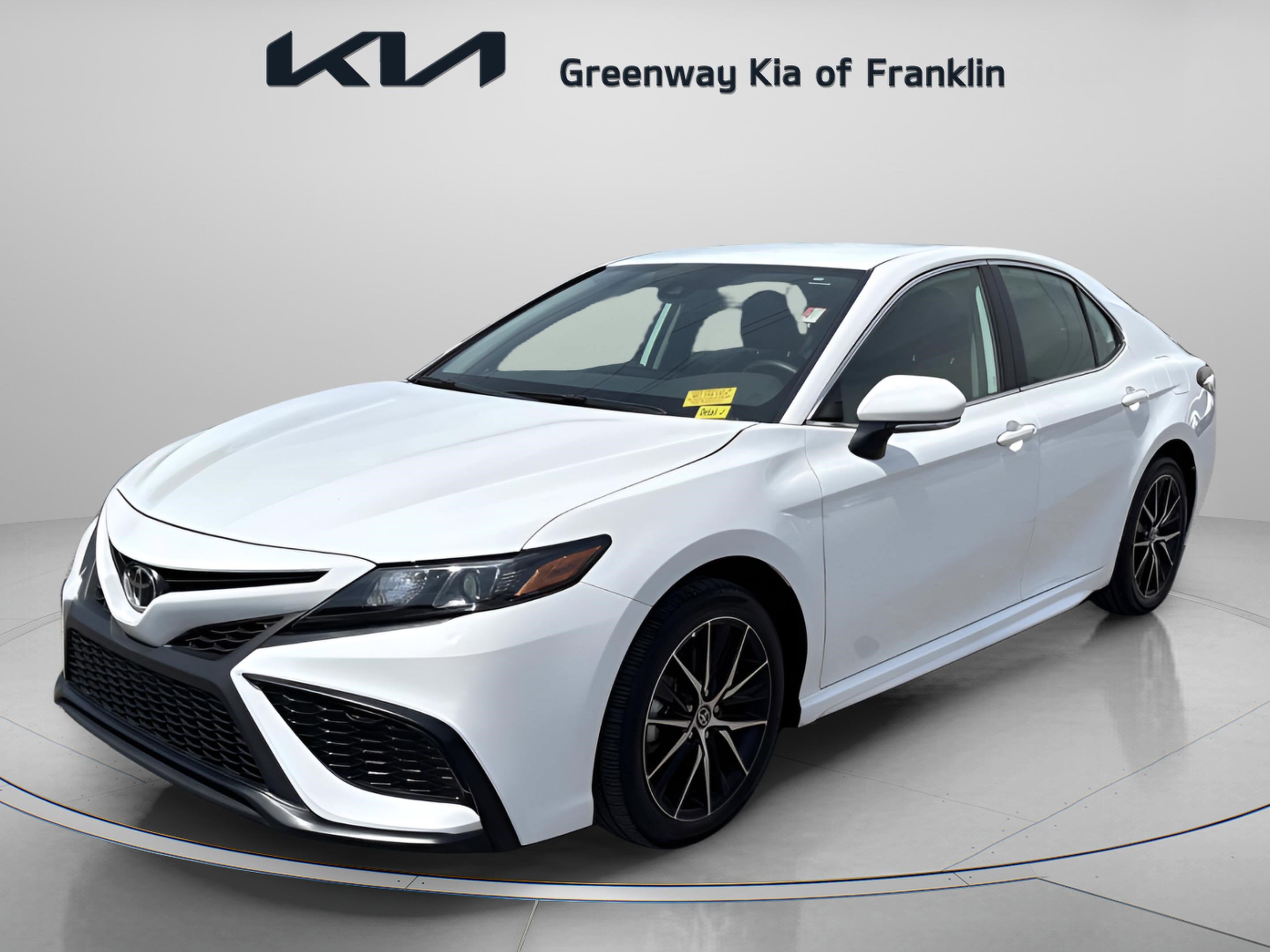 Used 2024 Toyota Camry SE w/ Convenience Package FWD image 3
