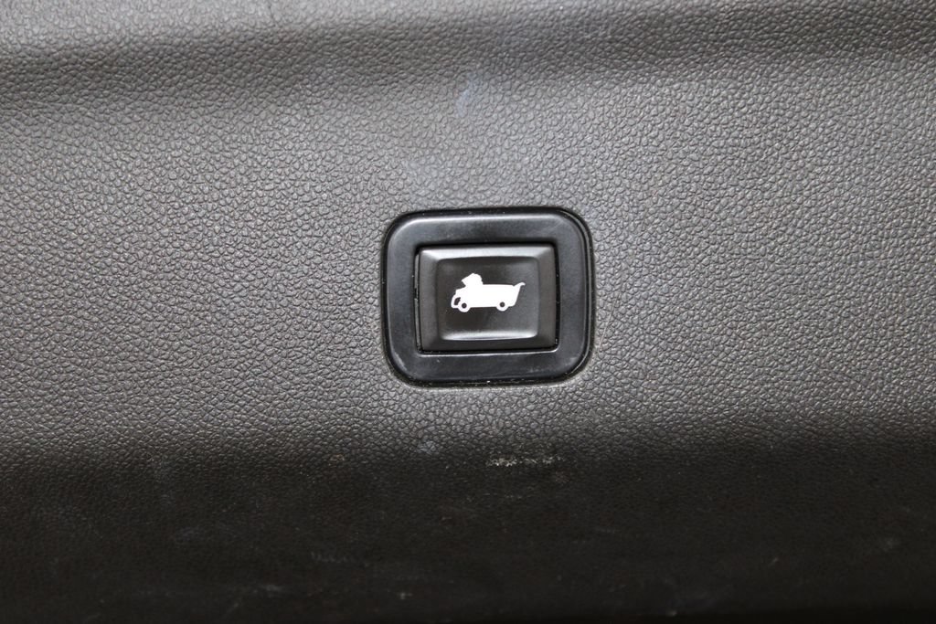 Used 2022 Chevrolet Suburban Premier RWD image 17