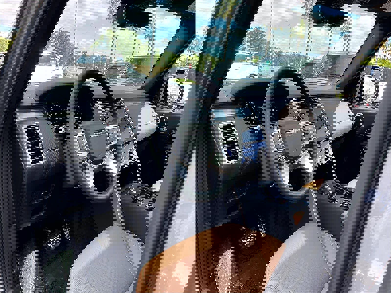 Used 2025 Land Rover Discovery Dynamic SE image 14