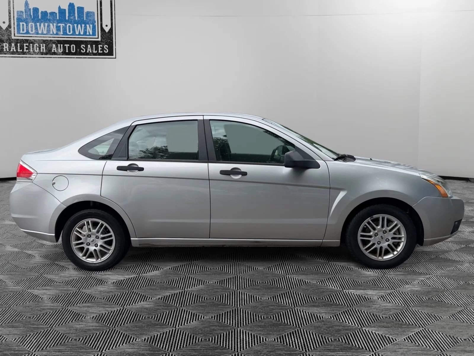 Used 2010 Ford Focus SE FWD image 5