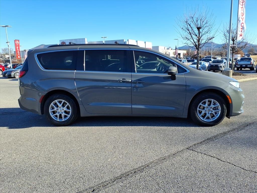 Used 2023 Chrysler Pacifica Touring-L image 3