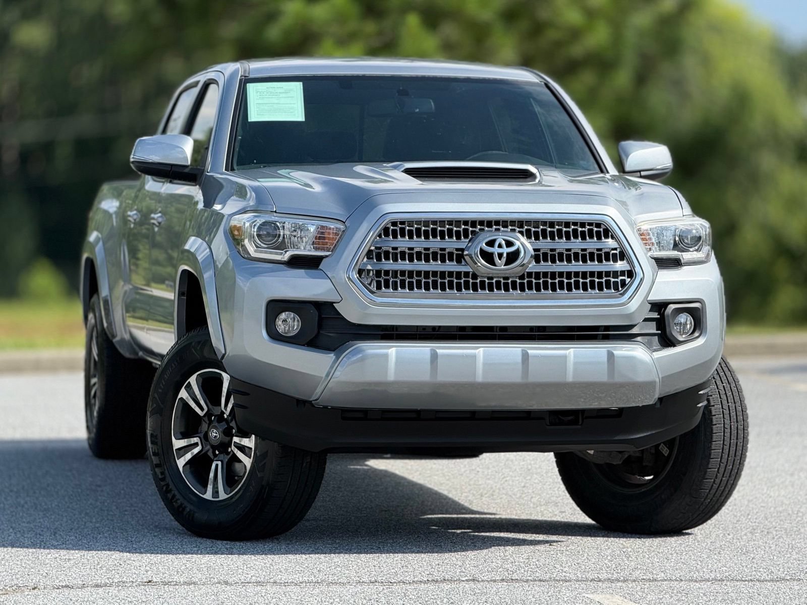 Used 2017 Toyota Tacoma TRD Sport w/ Tow Package RWD image 4