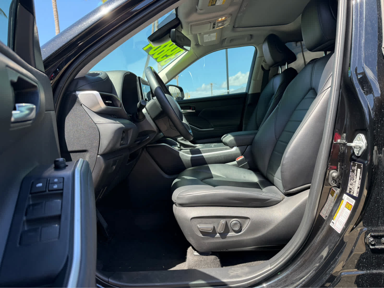 Used 2023 Toyota Highlander XLE FWD image 9
