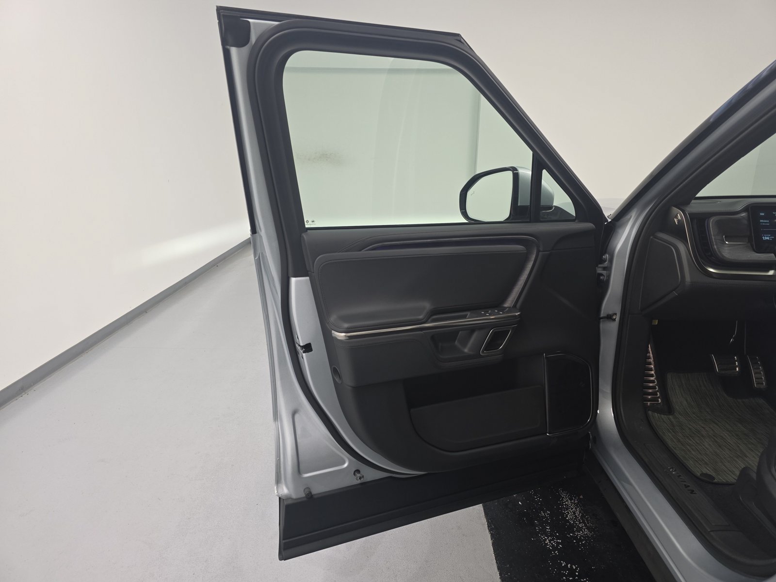 Used 2024 Rivian R1T Adventure Dual AWD/4WD image 16