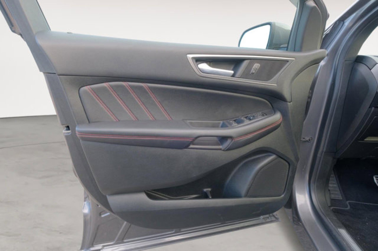 Used 2023 Ford Edge ST-Line w/ Class II Trailer Tow Package AWD/4WD image 11