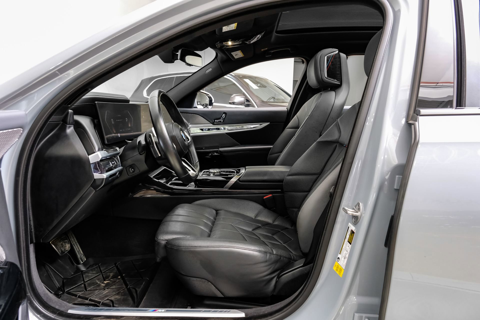 Used 2023 BMW 740i image 4