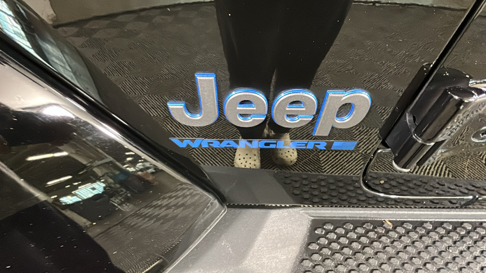 Used 2024 Jeep Wrangler Unlimited w/ Convenience Group AWD/4WD image 11