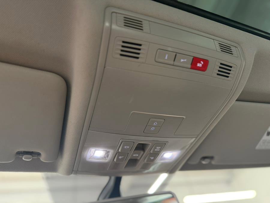 Used 2018 Volkswagen Tiguan SE w/ Panoramic Sunroof Package AWD/4WD image 25