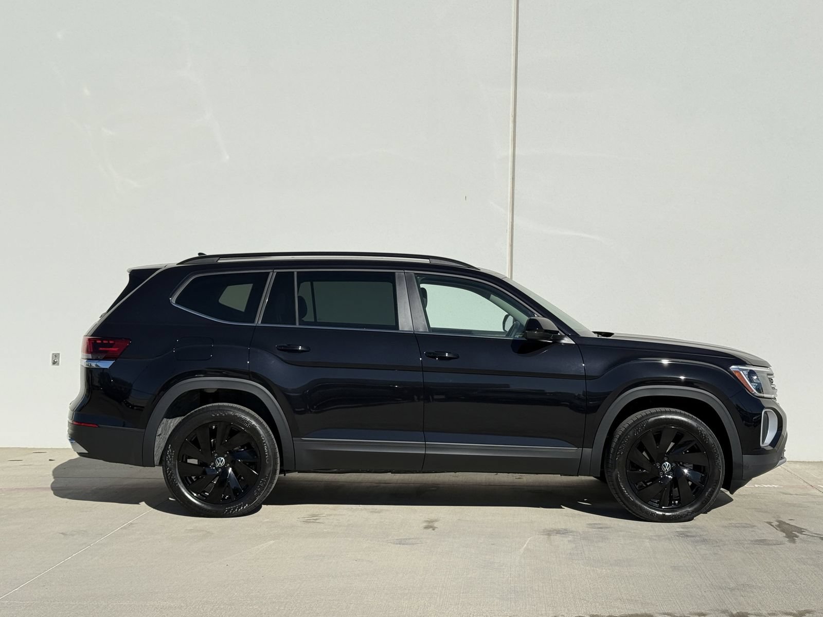 New 2026 Volkswagen Atlas SE FWD image 3