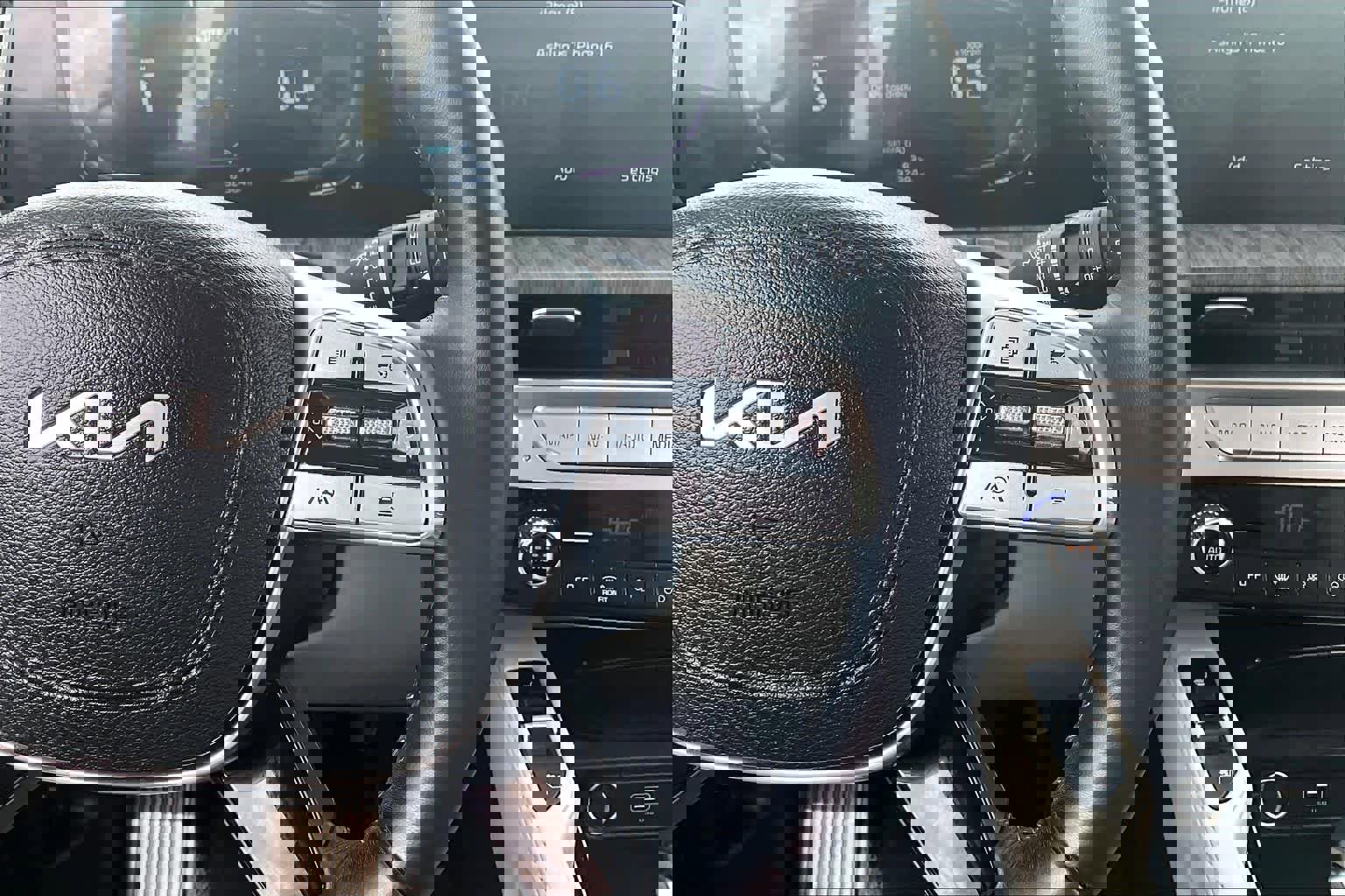 Used 2024 Kia Telluride EX w/ EX Captain's Chair Package image 24