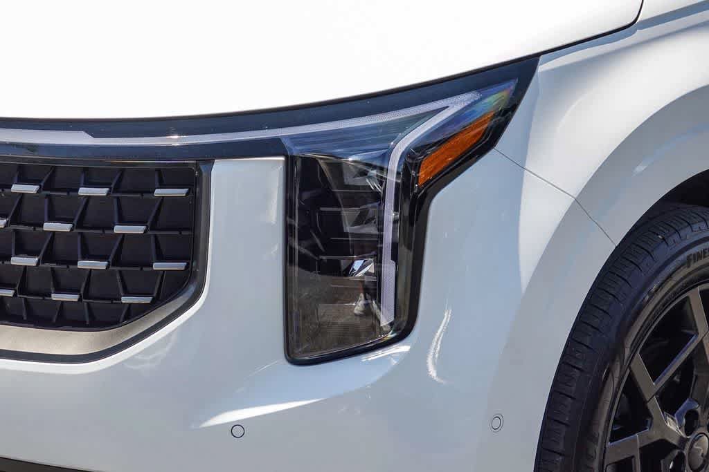 Certified 2025 Kia Carnival SX w/ SX Dark Edition Package FWD image 8