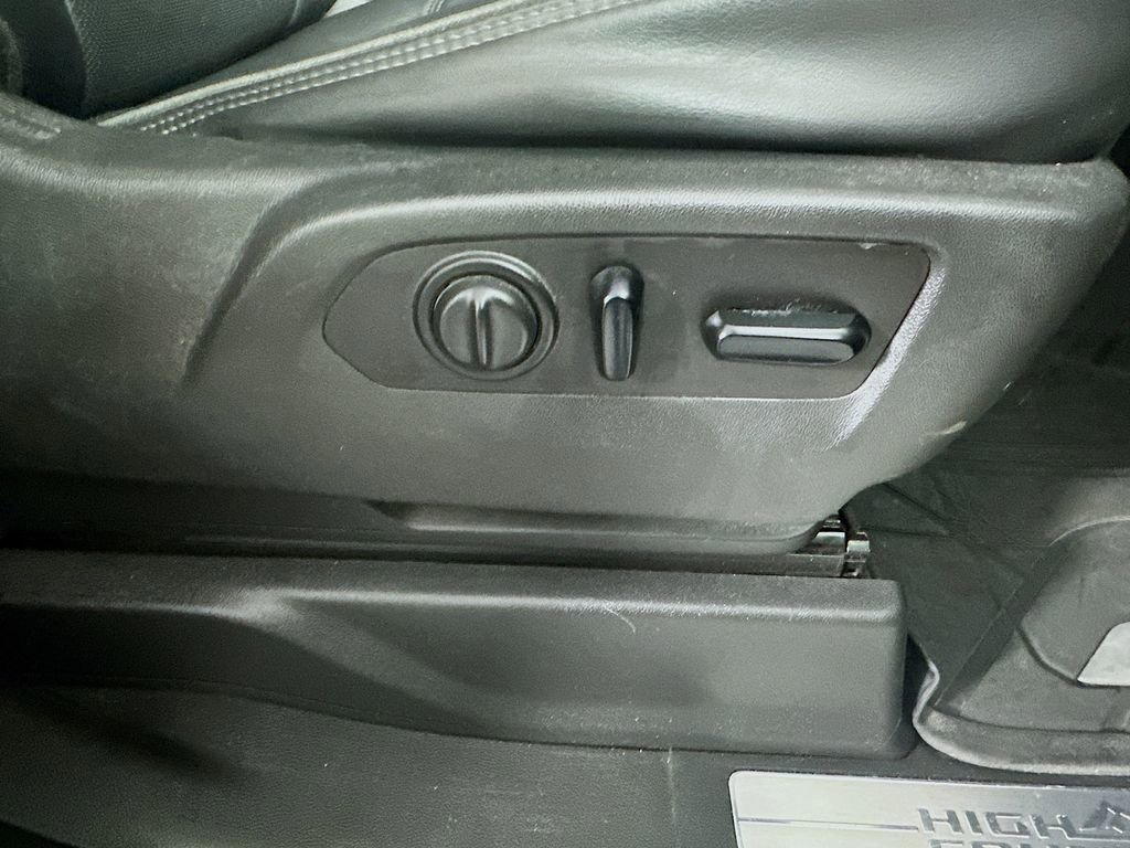 Used 2020 Chevrolet Silverado 1500 High Country w/ Technology Package image 23