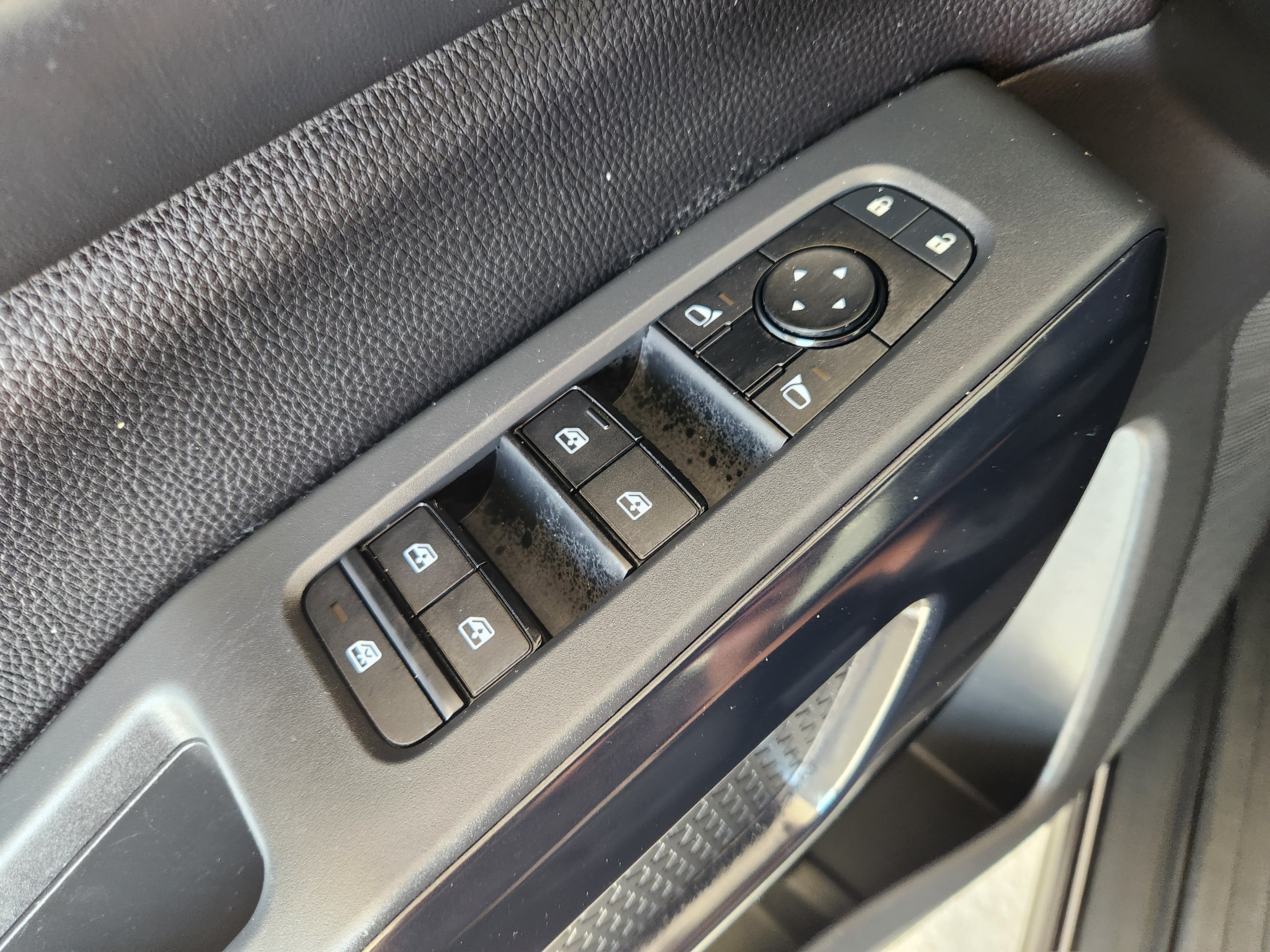 Used 2025 Nissan Pathfinder SV AWD/4WD image 23