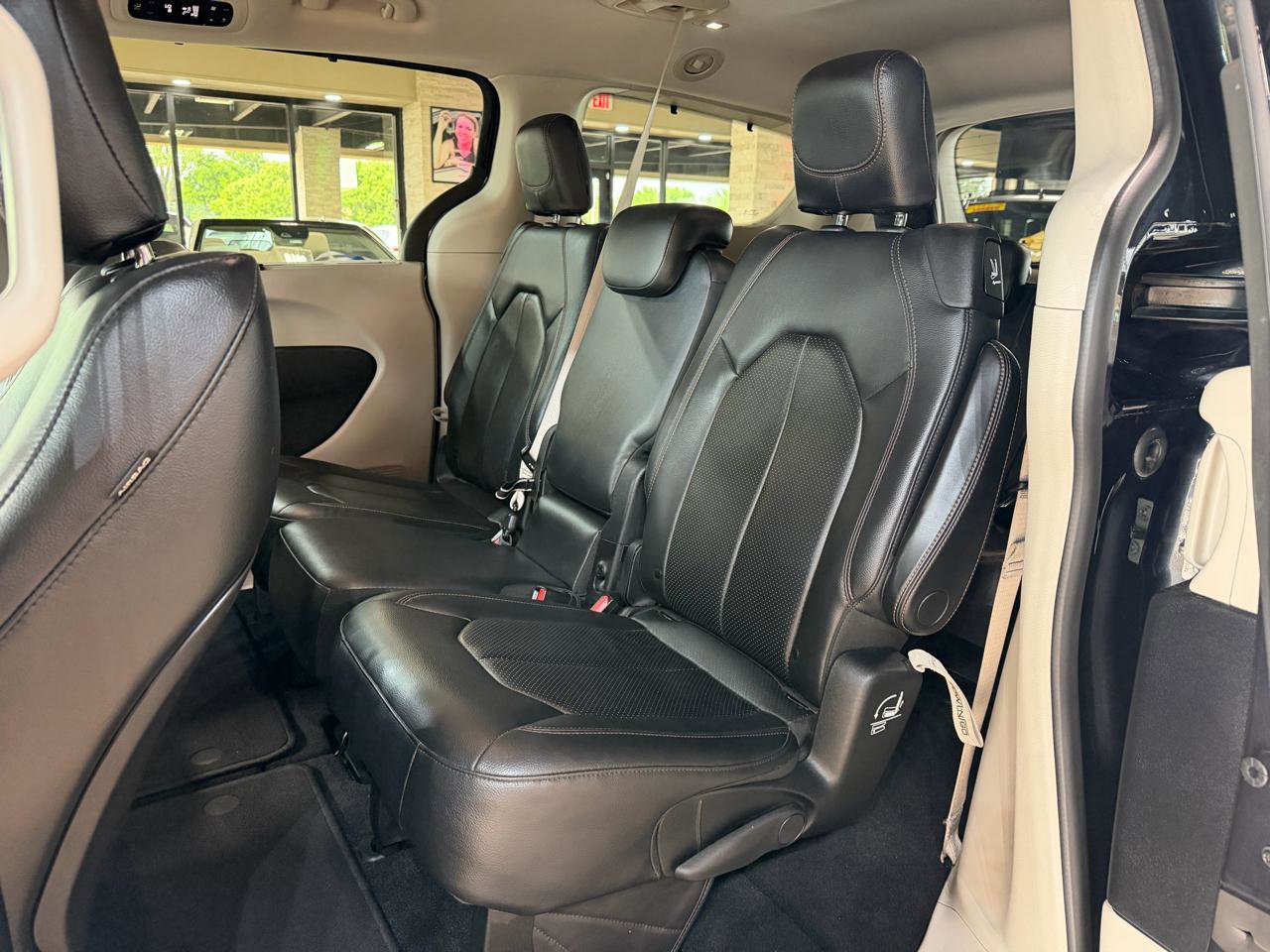 Used 2019 Chrysler Pacifica Touring-L image 30