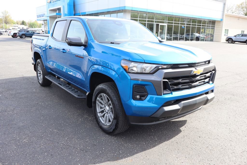 Used 2023 Chevrolet Colorado LT w/ LT Convenience Package II AWD/4WD image 2