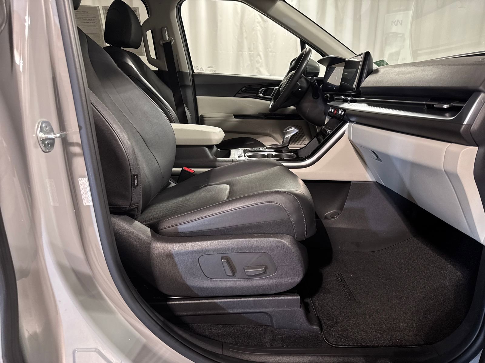 Used 2024 Kia Carnival SX Prestige image 31