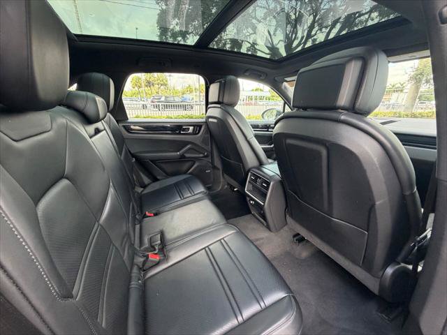 Used 2021 Porsche Cayenne w/ Premium Package AWD/4WD image 17