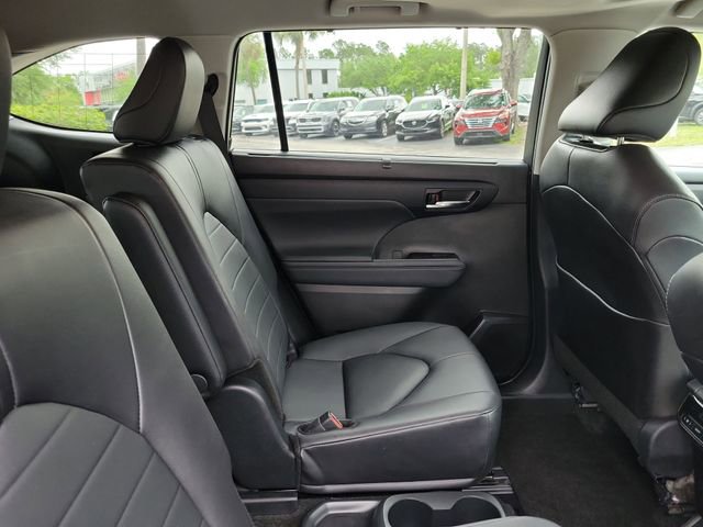 Used 2024 Toyota Highlander XLE FWD image 32