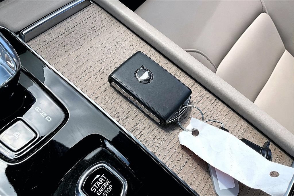 Certified 2025 Volvo XC90 B5 Plus AWD/4WD image 14