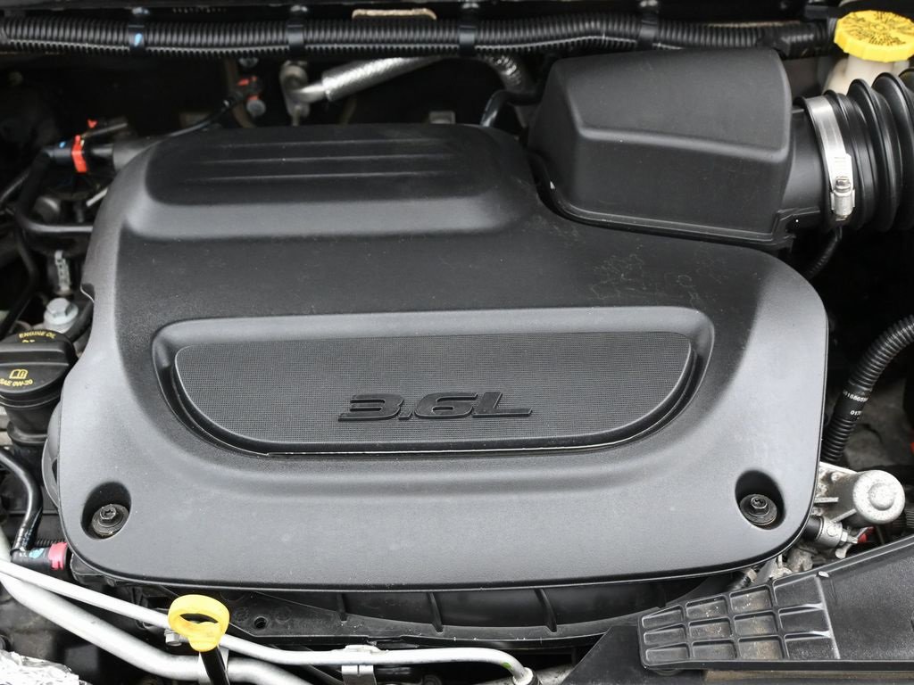 Used 2020 Chrysler Voyager L image 37