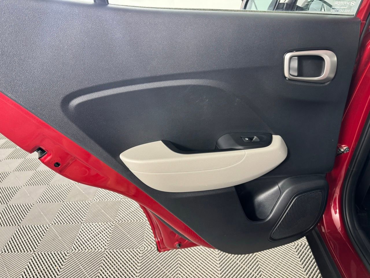 Used 2025 Hyundai Venue SEL image 24